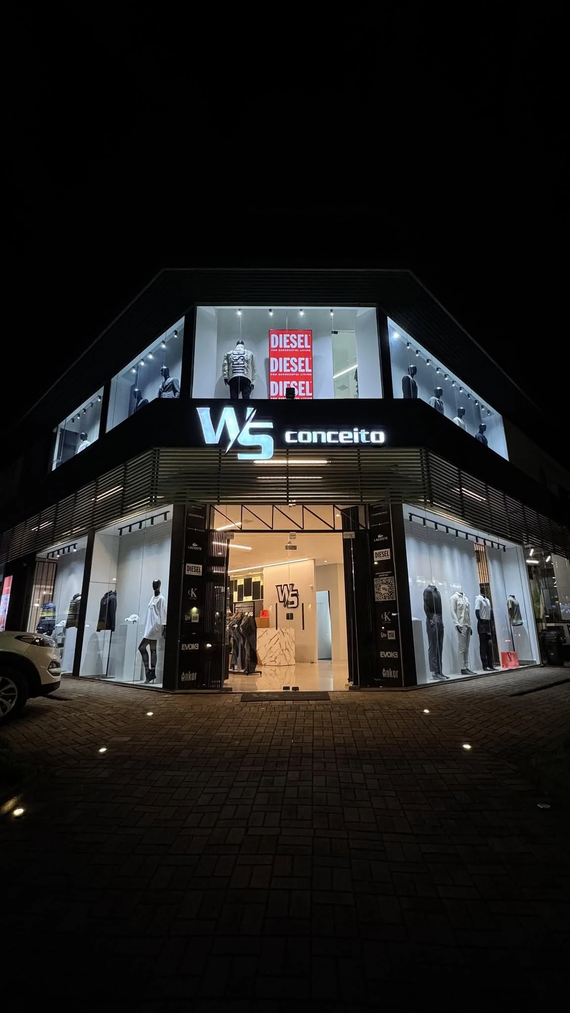 Fachada e vitrine da WS Conceito em Joinville