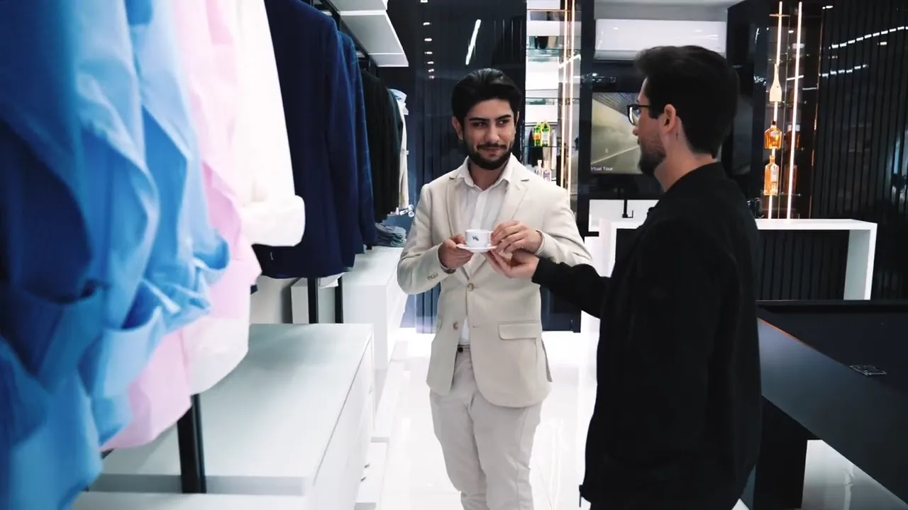 Salão da WS Conceito: araras de camisas, expositor iluminado e atendimento com café